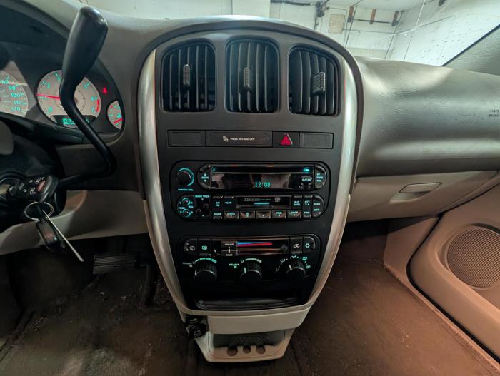 2006 chrysler town-&-country touring with 117074 miles for sale near elk-river, minnesota c639b17a273046afa30281a9bd6cb768.jpg