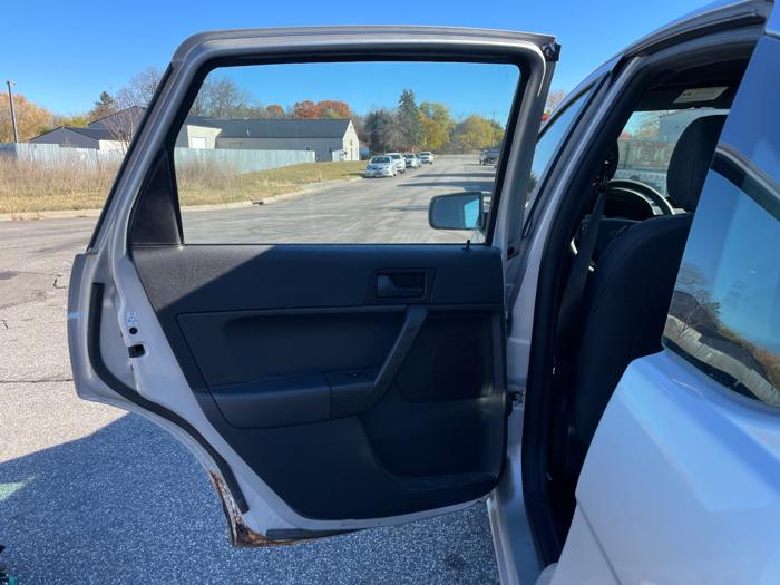 2010 ford focus se-sedan with 147922 miles for sale near elk-river, minnesota c8ca082360794a3a8ef21ca540bd60a2.jpeg