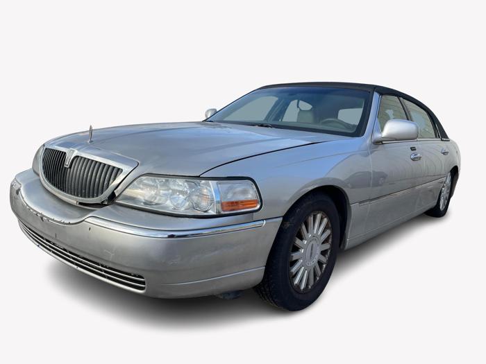 2005 lincoln town-car with 210142 miles for sale near elk-river, minnesota c8ed781f9f0a4c829b443710e3d43142.jpg