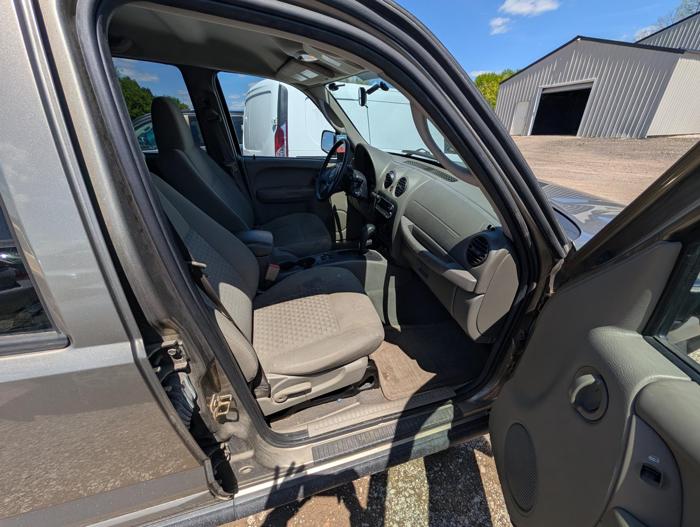 2007 jeep liberty sport-4wd with 128939 miles for sale near elk-river, minnesota cb507bd32b38455f907e6d184228fc7c.jpg
