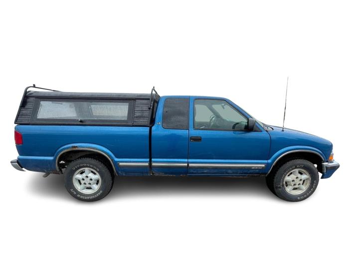 2001 chevrolet s10-pickup ext.-cab-4wd with 140781 miles for sale near elk-river, minnesota cb9081ca52814072aa8fd6144ff33838.jpg