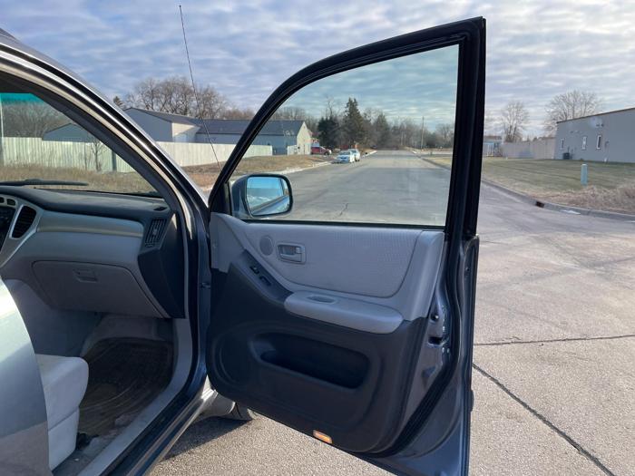 2004 toyota highlander std with 199026 miles for sale near elk-river, minnesota cd58017f08b2412a9bcc3b4220f897b6.jpg