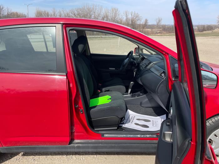 2011 nissan versa 1.8-sl-hatchback with 161381 miles for sale near jordan, minnesota d0b3f25ad155468b9a36fa6826cedb9d.jpeg