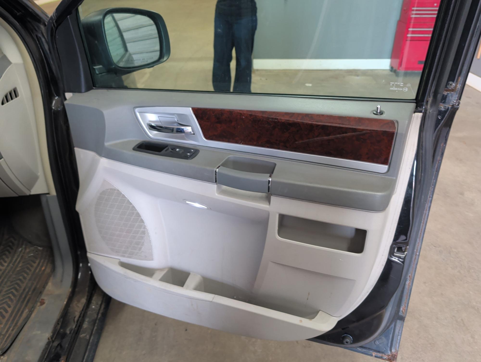 2009 chrysler town-&amp;-country with 195103 miles for sale near elk-river, minnesota d0f3c812962a4dc698439837ade3ad5d.jpg