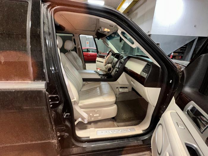 2003 lincoln navigator luxury-4wd with 90707 miles for sale near elk-river, minnesota d157d5a7982e4f23ac627c4f4a0e7017.jpeg