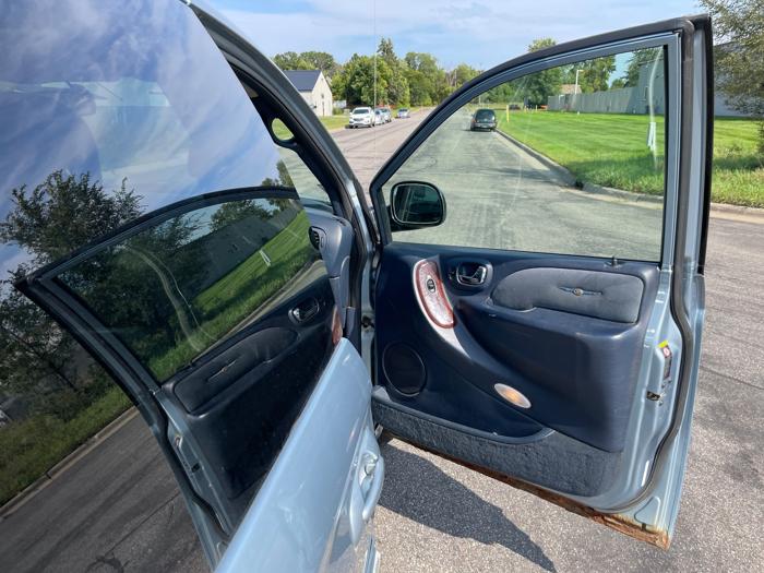 2003 chrysler town-&-country limited-fwd with 157243 miles for sale near elk-river, minnesota db2a697d5b4b4b8f8a916d43cdbc94ec.jpeg