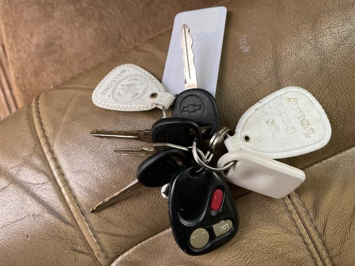 2000 chevrolet suburban k1500-4wd with 214094 miles for sale near elk-river, minnesota dc97d9632d184292afd32045bef6cc11.jpeg