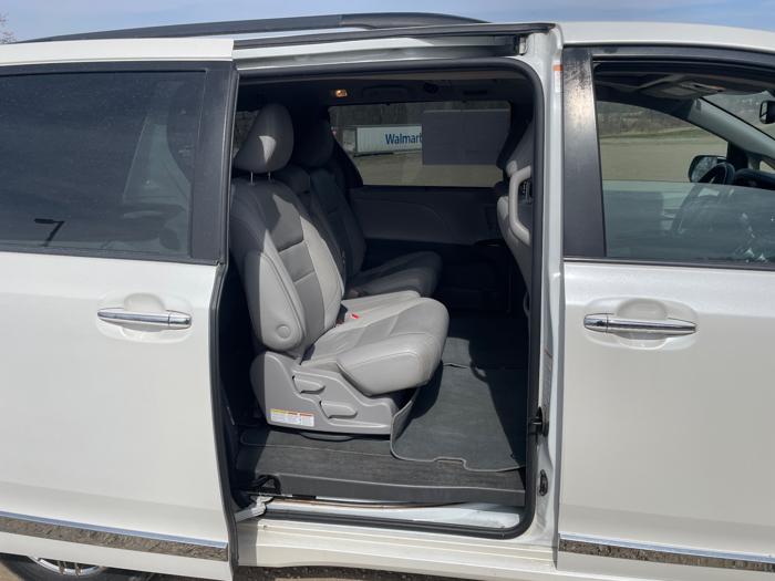 2018 toyota sienna limited-premium-7-passenger with 131954 miles for sale near jordan, minnesota dcfd1a84ea454f47952fa5ef65033ec5.jpeg