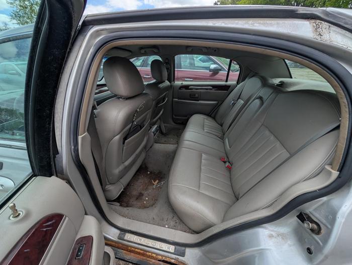 2003 lincoln town-car signature for sale near elk-river, minnesota de77bb10c5574465810f7f911a519e5f.jpg