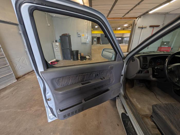 2000 nissan frontier xe-v6-king-cab-4wd with 105652 miles for sale near elk-river, minnesota e00a990e1be844788a5b42df85a9a2b1.jpg