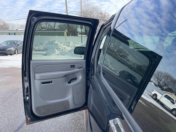 2004 gmc yukon-xl 1500-4wd with 247582 miles for sale near fridley, minnesota e35dfb3cf78049038fcc03422324832d.jpeg