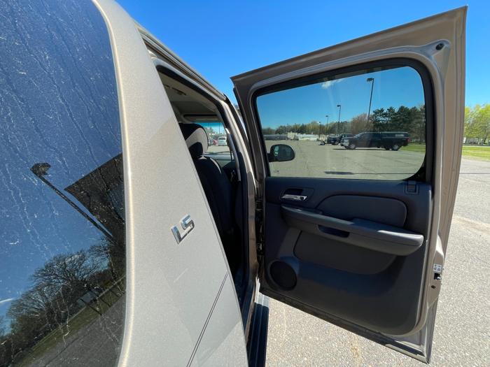 2007 chevrolet suburban ls-1500-4wd with 169908 miles for sale near mora, minnesota eeb863b0e8f741e2b3e8c4f8b9d9166f.jpeg
