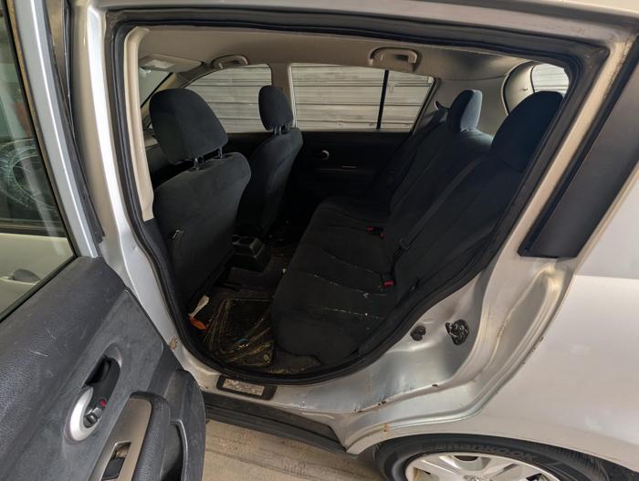 2011 nissan versa 1.8-sl-hatchback with 202864 miles for sale near elk-river, minnesota ef2babd107e740b69a251cc7c63e557f.jpg