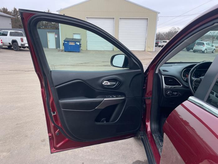 2019 jeep cherokee limited-4wd with 76528 miles for sale near clearwater, minnesota f2cb7dae07394becb0c5ef0bbe87fad8.jpeg