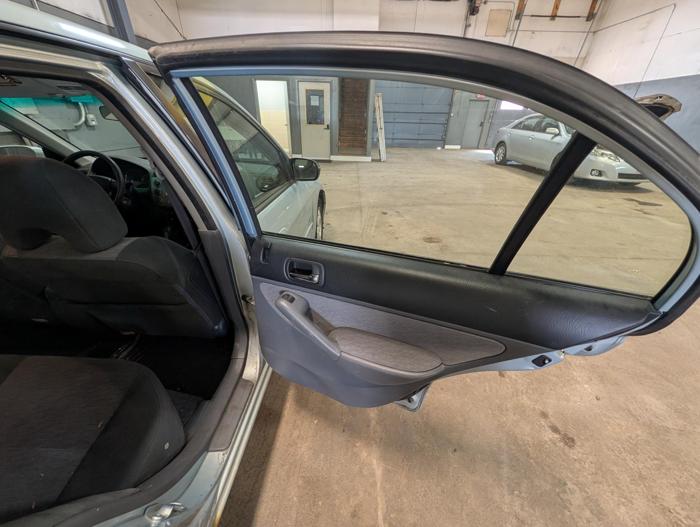 2004 honda civic-hybrid sedan-with-cvt with 142924 miles for sale near elk-river, minnesota f5ec230c095f41c7832e7cad6a8c016f.jpg
