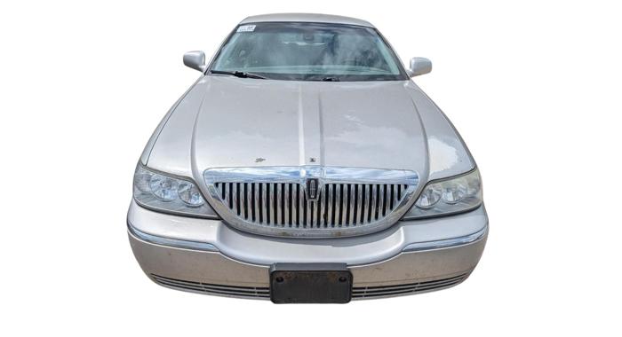 2003 lincoln town-car signature for sale near elk-river, minnesota f6b336c1ecf74919b2cf1185ea9a4c7b.jpg