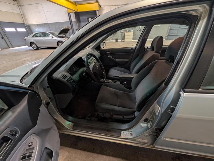 2004 honda civic-hybrid sedan-with-cvt with 142924 miles for sale near elk-river, minnesota f6ce5b9ed89c4bb1a9b95ff5b7b567a8.jpg