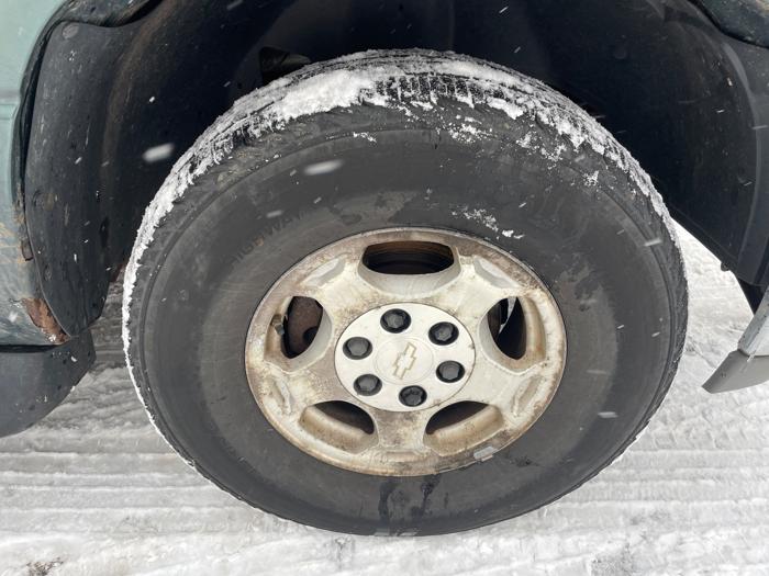 2004 chevrolet suburban 1500-4wd with 177654 miles for sale near fridley, minnesota fa5c380eebf140898f7a94060b9287e6.jpeg