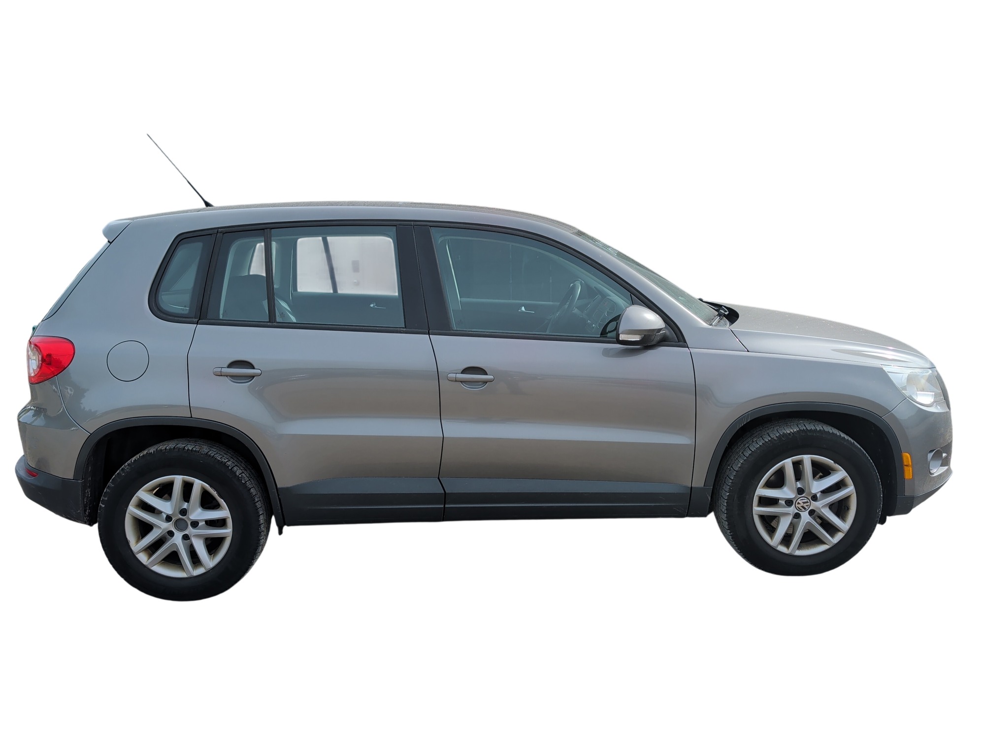 2011 volkswagen tiguan s with 149749 miles for sale near Elk River, Minnesota 106692_06_pass_side.jpg