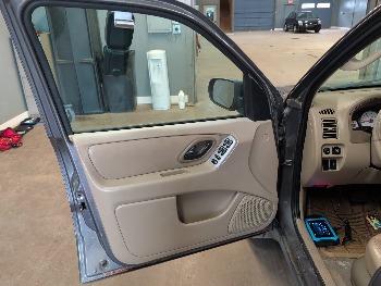 2005 ford escape xlt-4wd with 137067 miles for sale near elk-river, minnesota 106306_23_driver_door_panel.jpg