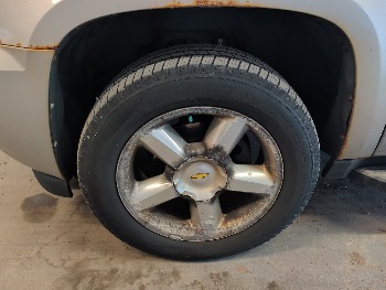2007 chevrolet suburban ls-1500-4wd with 182367 miles for sale near elk-river, minnesota 106439_12_drv_front_wheel.jpg
