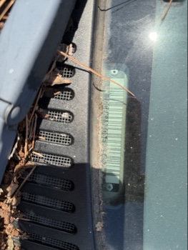 2003 chevrolet silverado-1500 ext.-cab-short-bed-4wd with 150423 miles for sale near elk-river, minnesota 106493_48_windshield_vin_plate.jpg