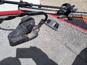2011 bass-tracker 175txw for sale near elk-river, minnesota 106551_39_radio_closeup.jpg