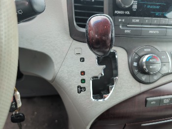 2011 toyota sienna limited-7-pass-v6 with 217246 miles for sale near elk-river, minnesota 106553_41_shifter.jpg
