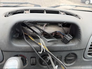 2006 dodge sprinter-wagon 2500-high-ceiling-140-in.-wb for sale near elk-river, minnesota 106555_39_radio_closeup.jpg
