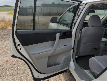 2008 toyota highlander base-4wd with 296754 miles for sale near elk-river, minnesota 106570_25_drv_rear_door_panel.jpg