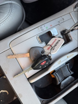 2011 toyota camry base-6-spd-at with 219492 miles for sale near Elk River, Minnesota 106639_51_keys.jpg