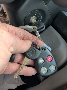 2000 saturn ls ls2 with 145375 miles for sale near Elk River, Minnesota 106652_51_keys.jpg