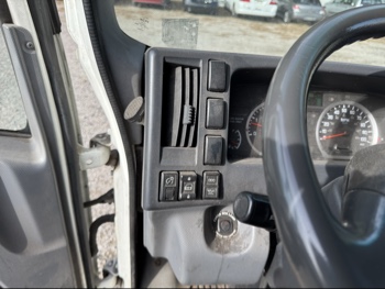 2015 isuzu nqr - with 248215 miles for sale near Elk River, Minnesota 106653_37_left_of_steering_wheel.jpg