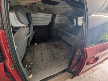 2006 chrysler town-&-country touring with 162857 miles for sale near elk-river, minnesota 18115d15a4354232b94194b0cb9e949c.jpg