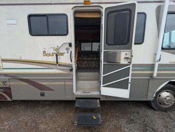2000 ford mh-stripped-chassis - with 43136 miles for sale near elk-river, minnesota 1975d4539e98404c902ae5c32eb68143.jpg