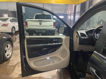 2014 chrysler town-&-country touring with 142575 miles for sale near elk-river, minnesota 35b271f4272a42adb091fa263b0ef460.jpg