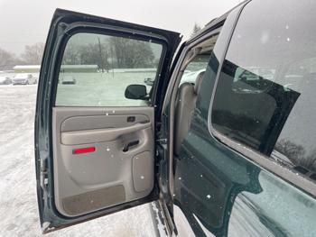 2004 chevrolet suburban 1500-4wd with 177654 miles for sale near fridley, minnesota b4825f6be29f4b568f75193a6f42a981.jpeg