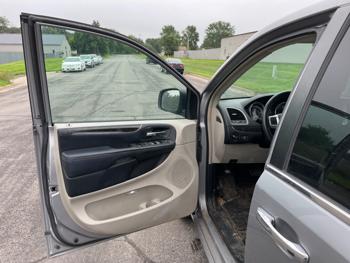 2016 chrysler town-&-country touring-l with 141316 miles for sale near elk-river, minnesota efec41974c9547deae2a5a6998623101.jpeg